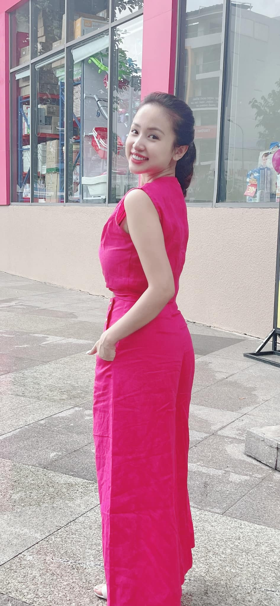 Bên cạnh đó, mẹ hai con cũng nhanh chóng lấy lại dáng vóc thon gọn dù trước đó đã trải qua những ngày tăng cân trong quá trình dưỡng thai.