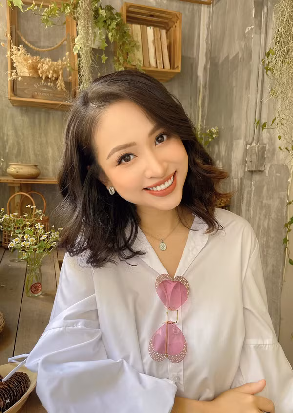 Không hề tiều tùy hay già đi ngược lại cô nàng sở hữu gương mặt tươi tắn, nét đẹp được cho là mặn mà hơn trước đó.