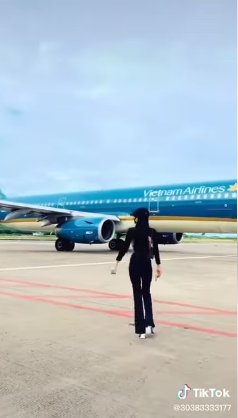 Ngay sau khi đăng tải lên TikTok đoạn clip nhanh chóng nhận về vô số bình luận chỉ trích, phẫn nộ về hành động vô ý thức của cô gái trên.