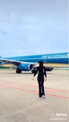 Ngay sau khi đăng tải lên TikTok đoạn clip nhanh chóng nhận về vô số bình luận chỉ trích, phẫn nộ về hành động vô ý thức của cô gái trên.