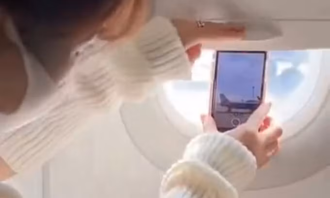 Trước đó Lê Bống cũng là tâm điểm chỉ trích khi thực hiện đoạn clip săn mây bằng điện thoại khi ngồi trên máy bay.