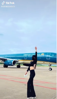 Và hành động tưởng chừng như bình thường này cũng vô tình ảnh hưởng đến an toàn bay, có thể khiến cho nhiều người phải viết báo cáo, nhẹ thì bị kỉ luật và nặng thì có nguy cơ mất việc.