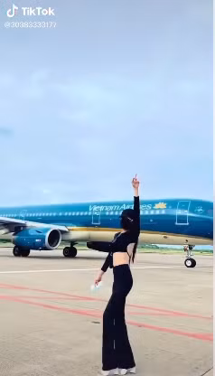 Và hành động tưởng chừng như bình thường này cũng vô tình ảnh hưởng đến an toàn bay, có thể khiến cho nhiều người phải viết báo cáo, nhẹ thì bị kỉ luật và nặng thì có nguy cơ mất việc.