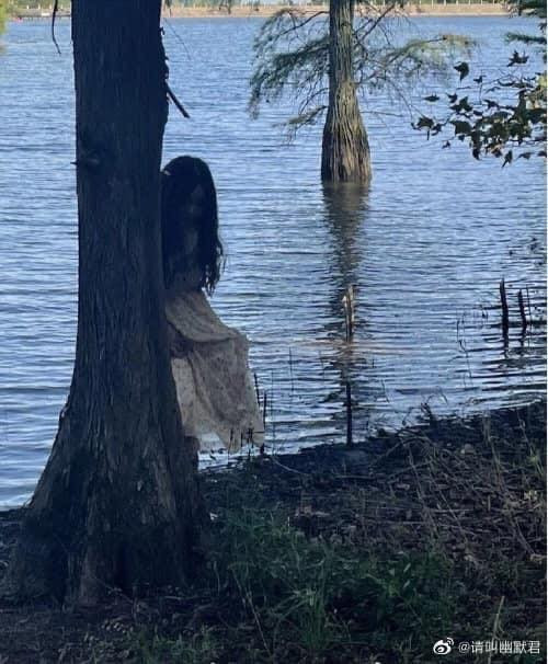 Trời âm u, cảnh vật cũ kỹ, cô gái mặc váy trắng "mờ ảo" giữa khung hình. Đã thế chắc cô bạn không biết chỉnh sáng nên khi chụp mặt cô gái hoàn toàn chìm vào bóng tối.