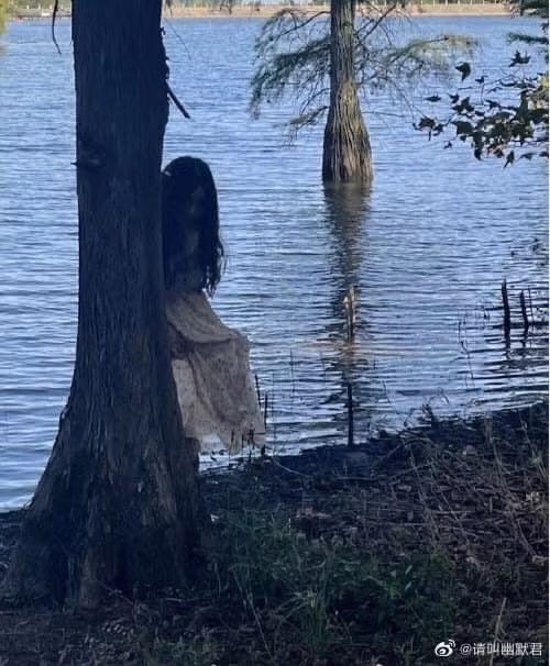 Trời âm u, cảnh vật cũ kỹ, cô gái mặc váy trắng "mờ ảo" giữa khung hình. Đã thế chắc cô bạn không biết chỉnh sáng nên khi chụp mặt cô gái hoàn toàn chìm vào bóng tối.