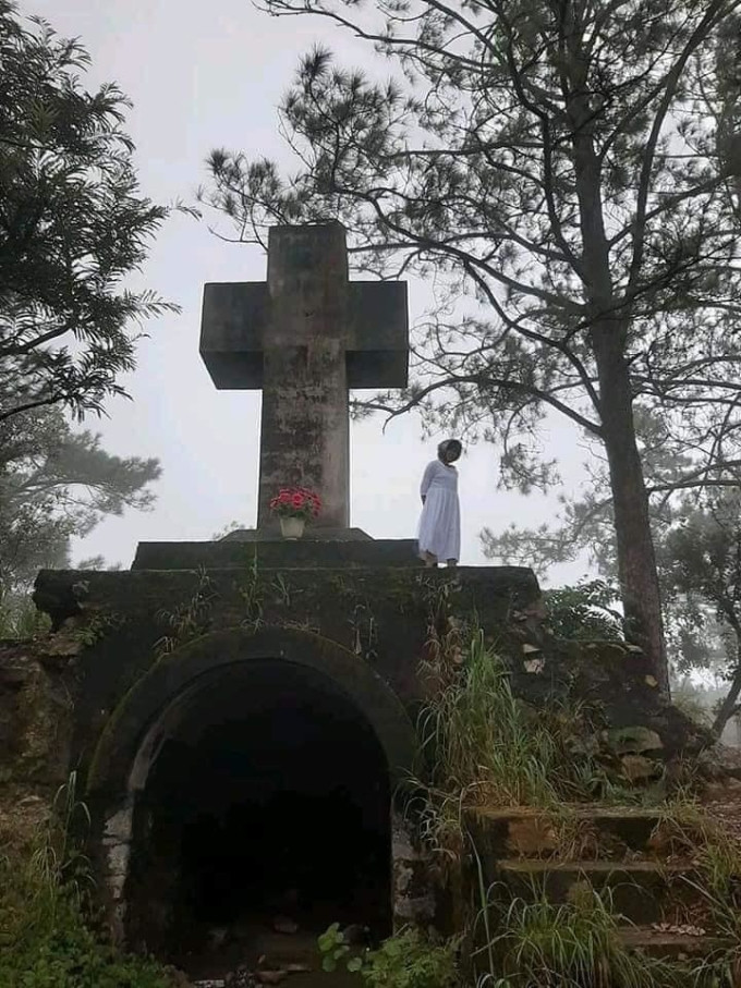 Có thể do thời tiết, cách tạo dáng hay trang phục của các cô gái nên chất lượng ảnh mới thảm họa thế này.