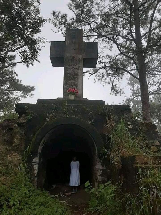 Không gian u ám và trang phục trắng của cô gái đã khiến tác phẩm giống các thể loại phim ghê rợn.