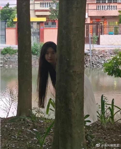 Điều đáng nói là không gian u ám và trang phục trắng, cùng mái tóc xõa dài như ma nữ của cô gái đã khiến tác phẩm như phim kinh dị.