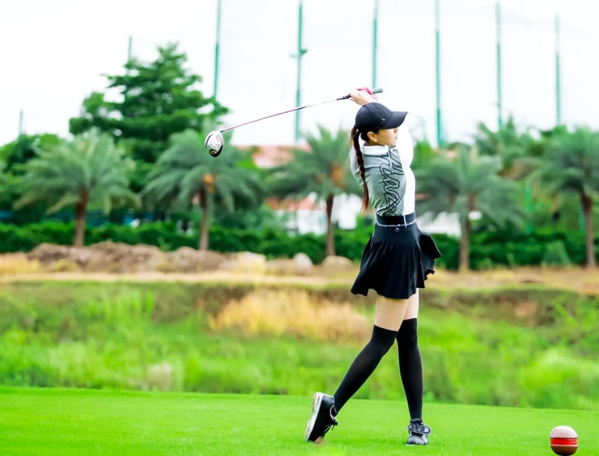 Mai Ngọc lên tivi kín đáo lắm, chẳng ai biết được đôi chân dài mĩ miều của cô lại là cực phẩm.