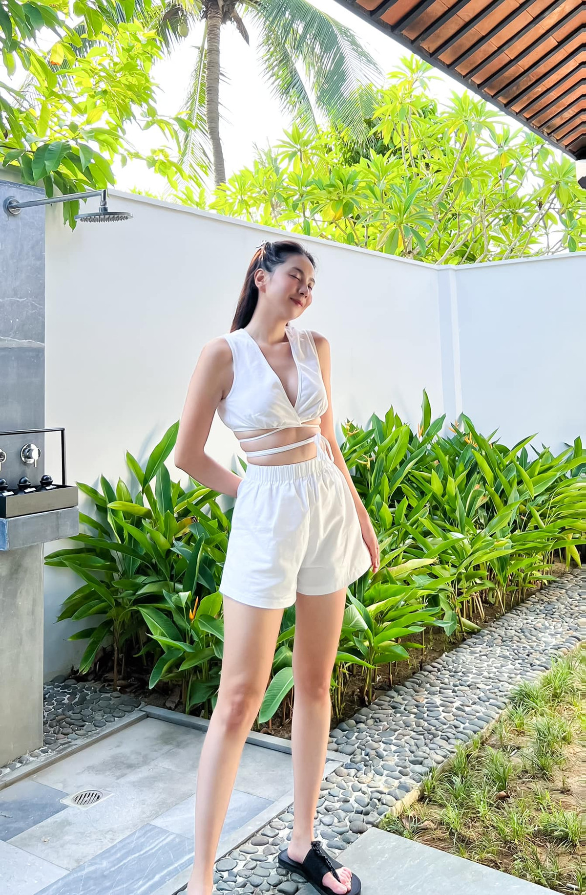 Trên trang cá nhân mới đây, "cô gái thời tiết" chia sẻ hình ảnh khoe vóc dáng thon gọn, vòng eo nhỏ và đặc biệt là đôi chân dài miên man.