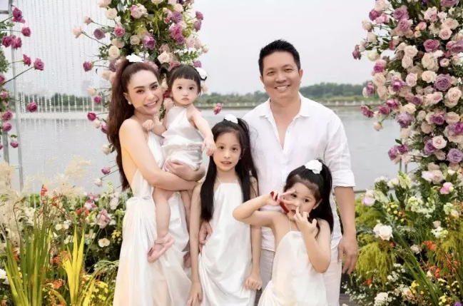 Bài viết của nữ đại gia lập tức gây chú ý. Ai nấy cũng bày tỏ trầm trồ trước độ chịu chi của Đoàn Di Băng khi con gái còn nhỏ mà đã được đầu tư toàn hàng hiệu.