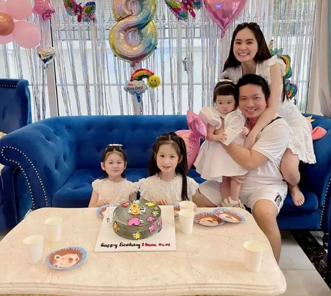 Đặc biệt, dưới bài viết có rất nhiều người vào khen giày xinh song cho biết không dám mua, hoặc "gạ" Đoàn Di Băng cho trả góp, hay nhắn cô bán cho cái nơ giày thôi,... vì không đủ tài chính.