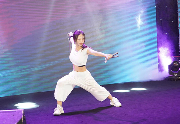 Nổi tiếng trên mạng xã hội cách đây vài năm, đến nay người ta vẫn thường gọi Trần Thị Hậu với danh xưng "hot girl múa côn nhị khúc" khiến "cánh mày râu" xem xong phải dè chừng, bái phục.