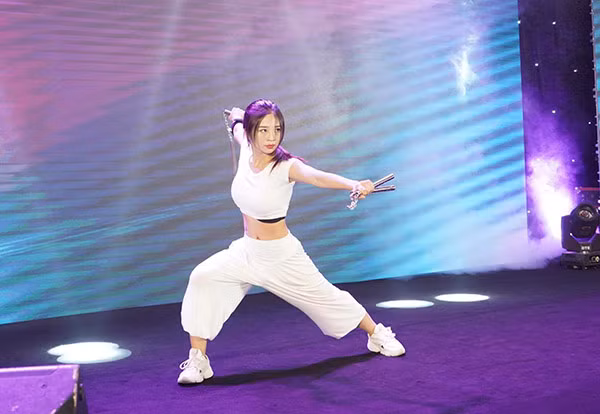 Nổi tiếng trên mạng xã hội cách đây vài năm, đến nay người ta vẫn thường gọi Trần Thị Hậu với danh xưng "hot girl múa côn nhị khúc" khiến "cánh mày râu" xem xong phải dè chừng, bái phục.