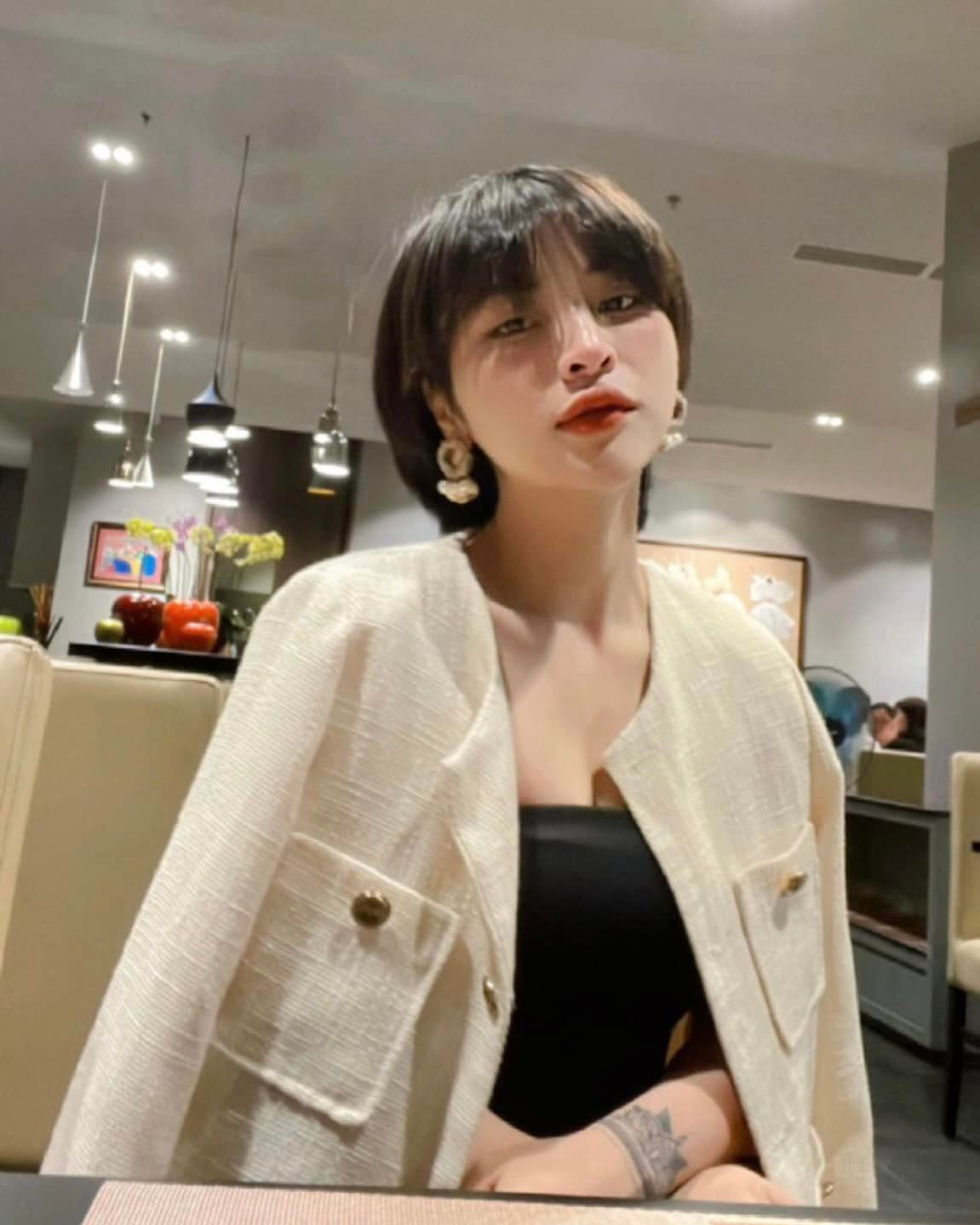 Điểm cơ thể hấp dẫn nhất mà Trần Thị Hậu sở hữu là vòng 3 tròn đầy, nóng bỏng. Được biết, số đo 3 vòng của Trần Thị Hậu là 86-60-92cm.