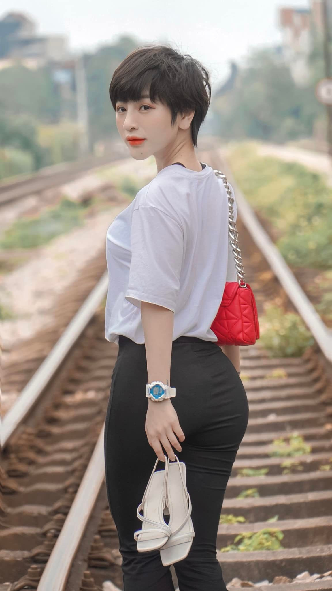 Trên trang cá nhân, cô thường xuyên chia sẻ hình ảnh, video hướng dẫn tập luyện với mọi người.