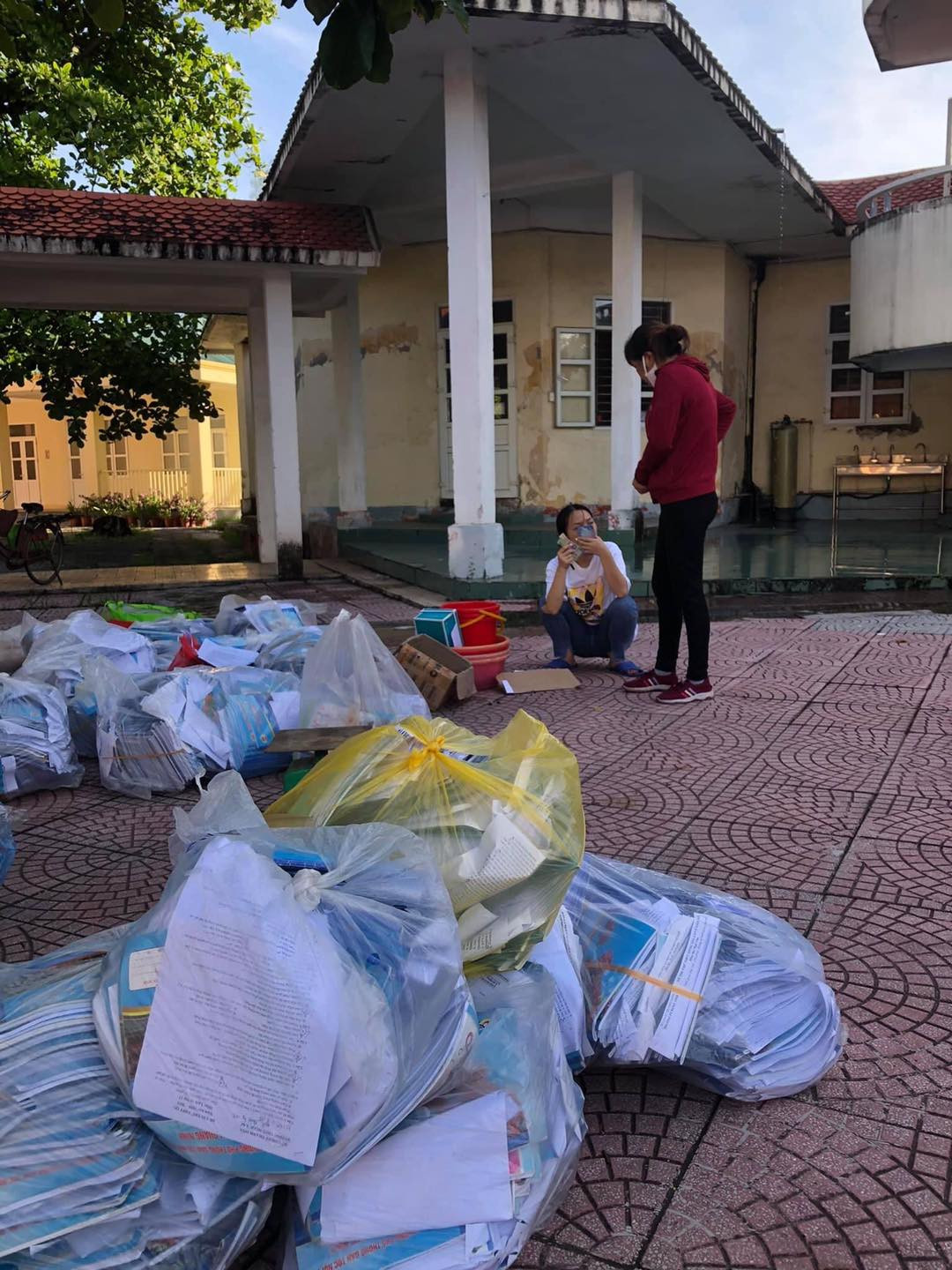 Kỳ thi Tốt nghiệp THPT Quốc gia năm 2022 đã kết thúc, khép lại chặng đường 12 năm ngồi trên ghế nhà trường của các sĩ tử 2K4.