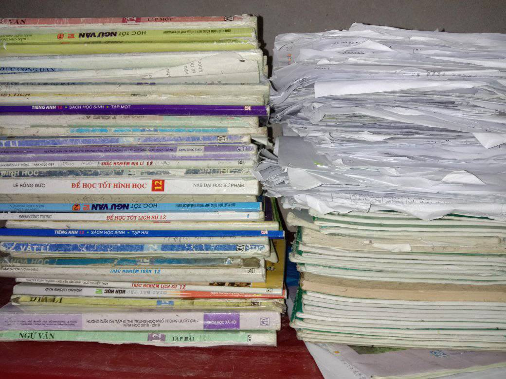 Một trong những cách để các sĩ tử dọn dẹp bàn học gọn gàng, sạch sẽ chính là "thanh lý" sách vở, tài liệu sau quá trình dài ôn luyện.