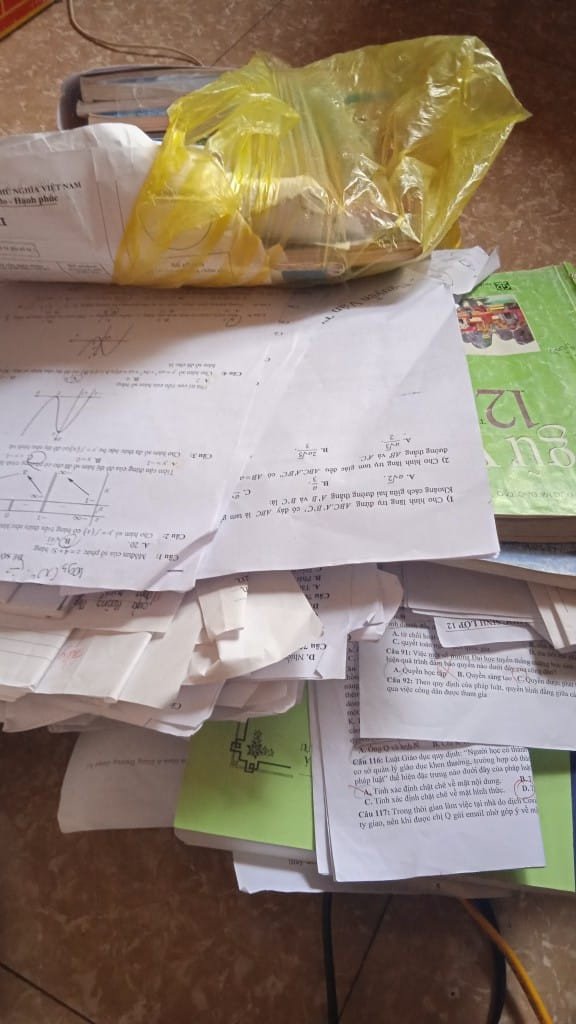 Sau mỗi mùa thi các bạn teen 2K4 lại "dọn nhà cho đỡ chật", mỗi người lựa chọn "thanh lý" sách vở theo những cách khác nhau.