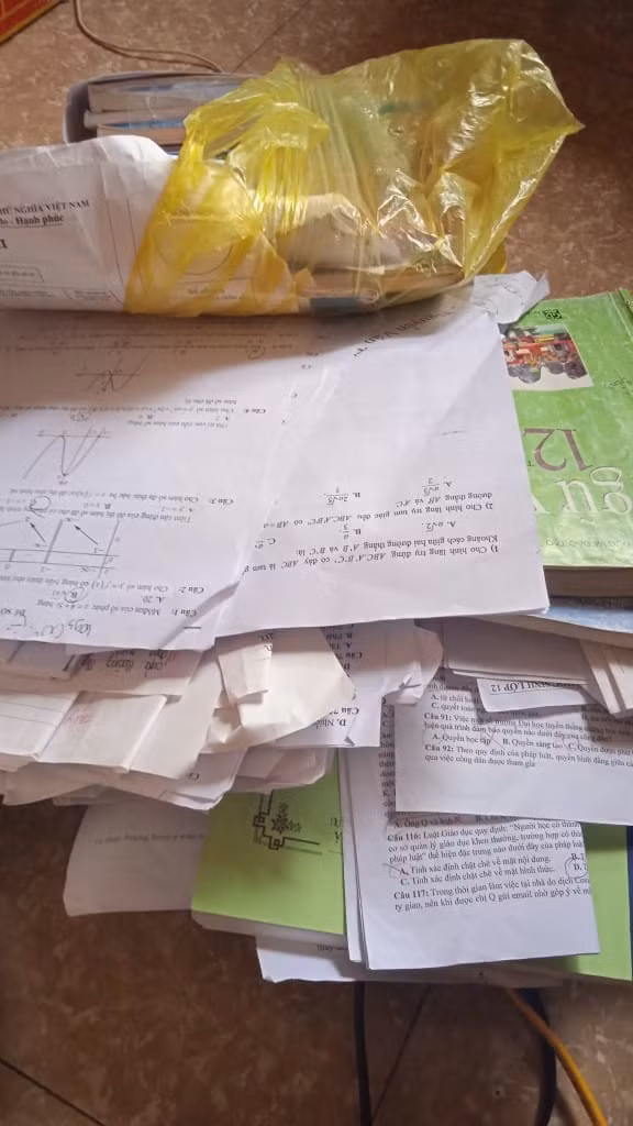 Sau mỗi mùa thi các bạn teen 2K4 lại "dọn nhà cho đỡ chật", mỗi người lựa chọn "thanh lý" sách vở theo những cách khác nhau.