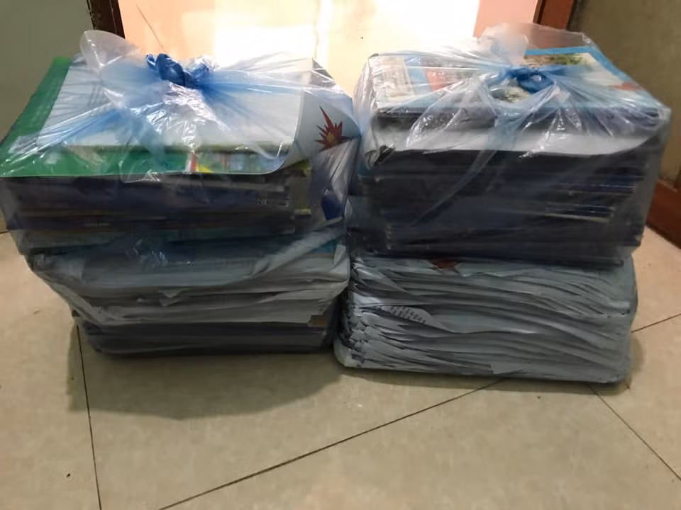 Trên MXH xuất hiện khá nhiều hình ảnh sách, vở, tài liệu được xếp chồng gọn gàng, đem lên cân và đưa đi "thanh lý".