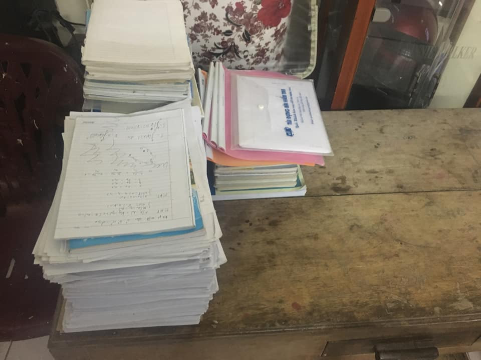 Sau mỗi mùa thi tốt nghiệp là lúc các bạn học sinh 2K4 bước vào giai đoạn nghỉ ngơi, dọn dẹp chỗ học tập, sách vở ngổn ngang ôn tập trong thời gian qua.