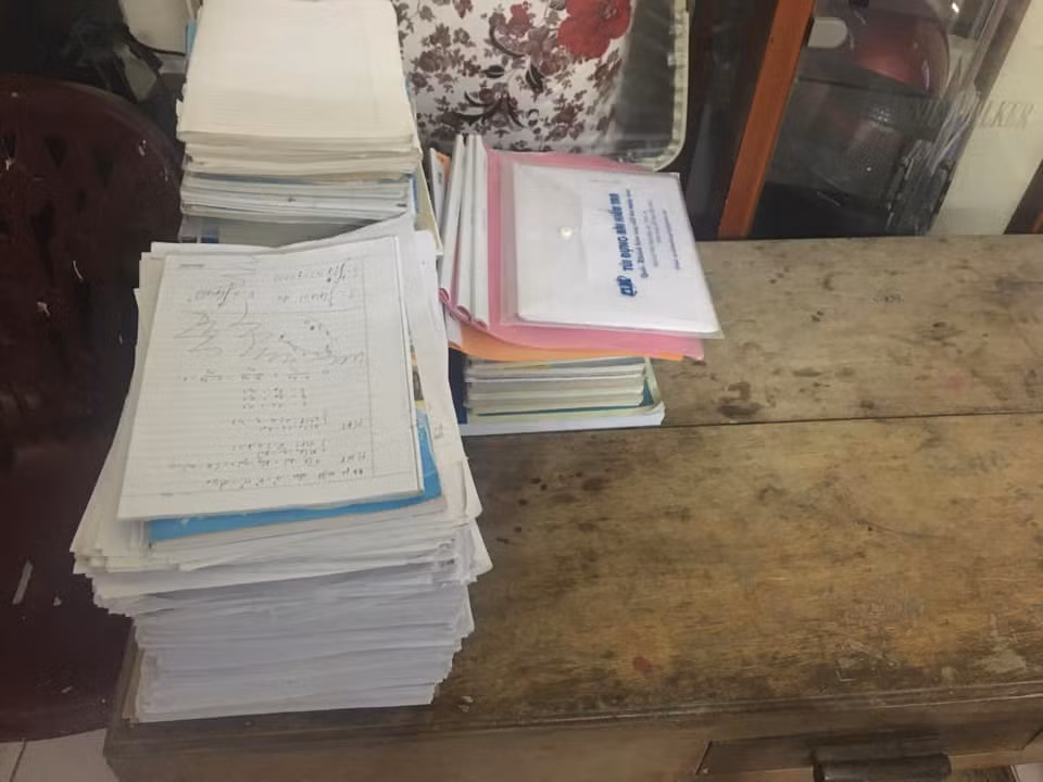 Sau mỗi mùa thi tốt nghiệp là lúc các bạn học sinh 2K4 bước vào giai đoạn nghỉ ngơi, dọn dẹp chỗ học tập, sách vở ngổn ngang ôn tập trong thời gian qua.