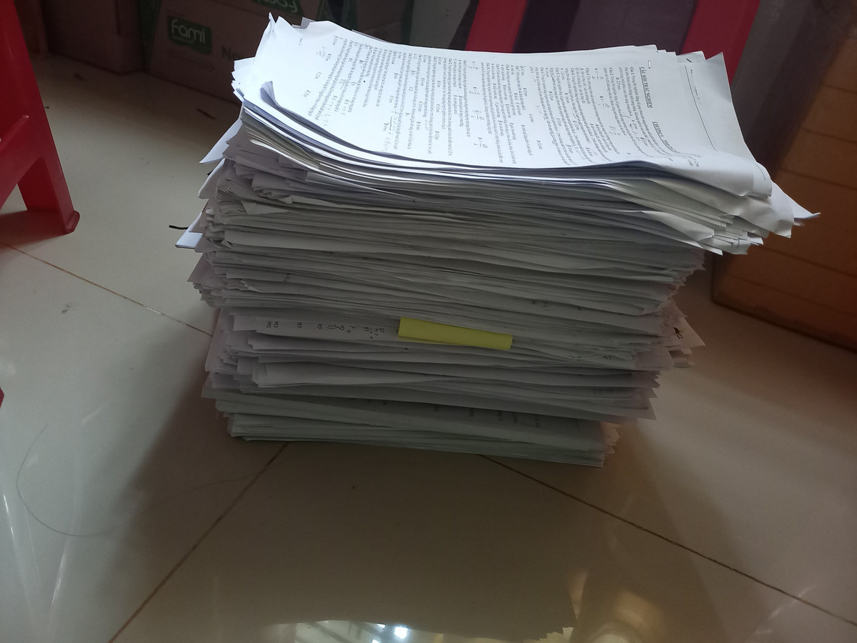 Sách vở, đề luyện thi có thể nói là "cao hơn cả núi, dài hơn cả sông" và cân nặng ước tính lên tới hàng chục cân.