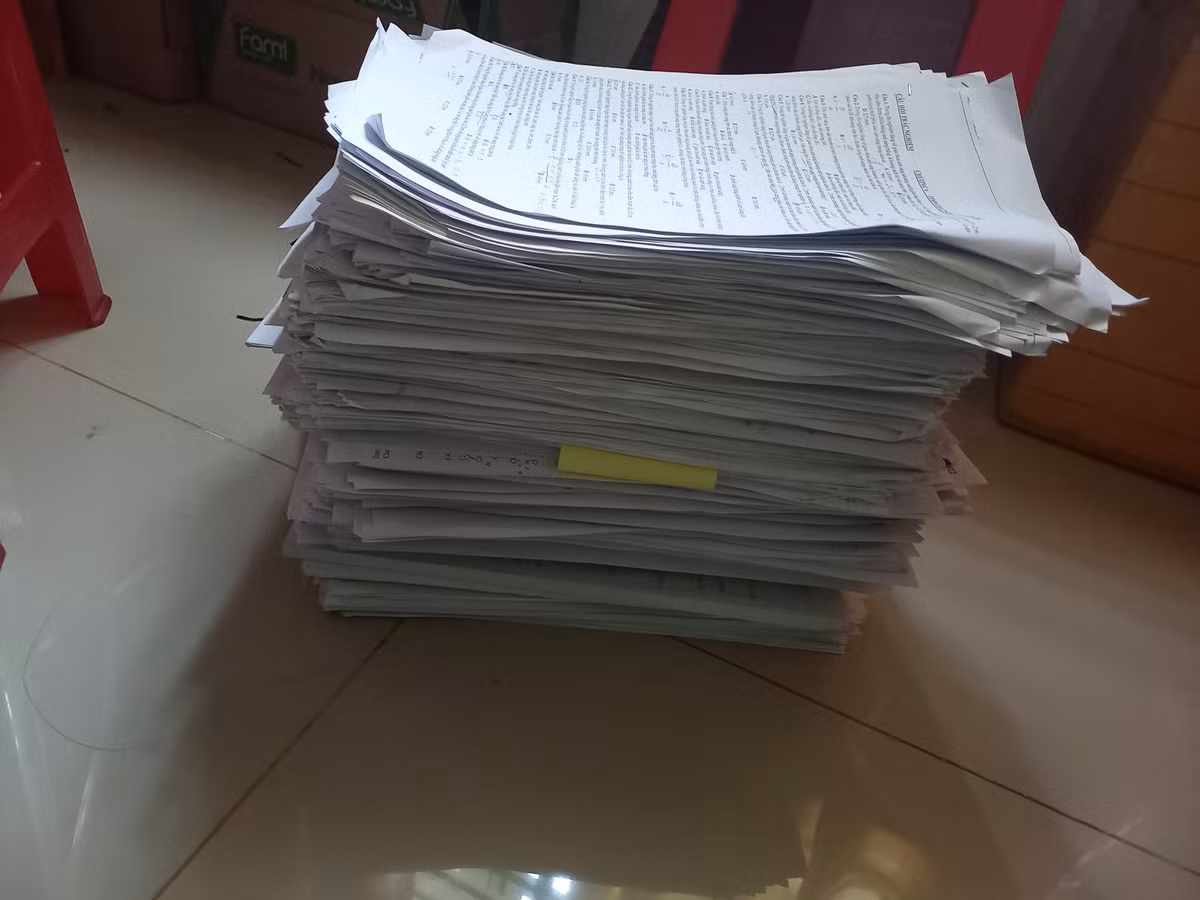 Sách vở, đề luyện thi có thể nói là "cao hơn cả núi, dài hơn cả sông" và cân nặng ước tính lên tới hàng chục cân.