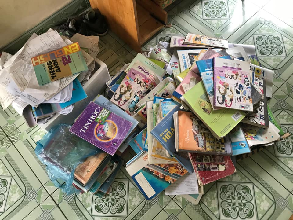 Người thì để lại cho đàn em khóa dưới, người thì soạn ra những loại sách hay tài liệu còn sử dụng được để đem đi làm từ thiện. Và cách "dọn dẹp" phổ biến nhất mà hội học trò lựa chọn chính là... bán đồng nát.