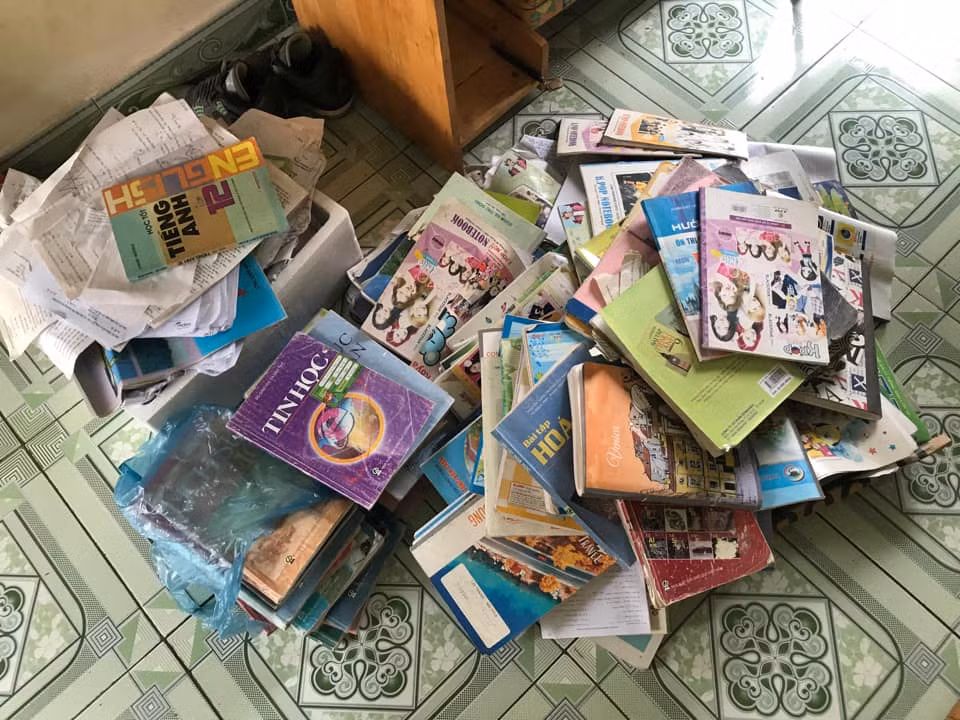 Người thì để lại cho đàn em khóa dưới, người thì soạn ra những loại sách hay tài liệu còn sử dụng được để đem đi làm từ thiện. Và cách "dọn dẹp" phổ biến nhất mà hội học trò lựa chọn chính là... bán đồng nát.