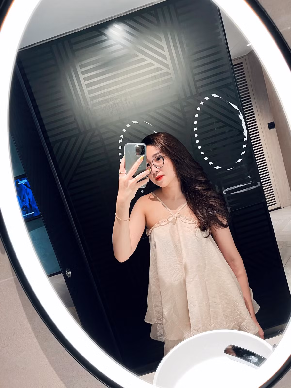 Mặc dù vậy, sau khi hoàn thành việc học tại Cao đẳng Sư phạm Nghệ An, hot girl 9X không theo đuổi nghề dạy trẻ mà có thời gian chuyển vào sinh sống và làm việc tại TP HCM.