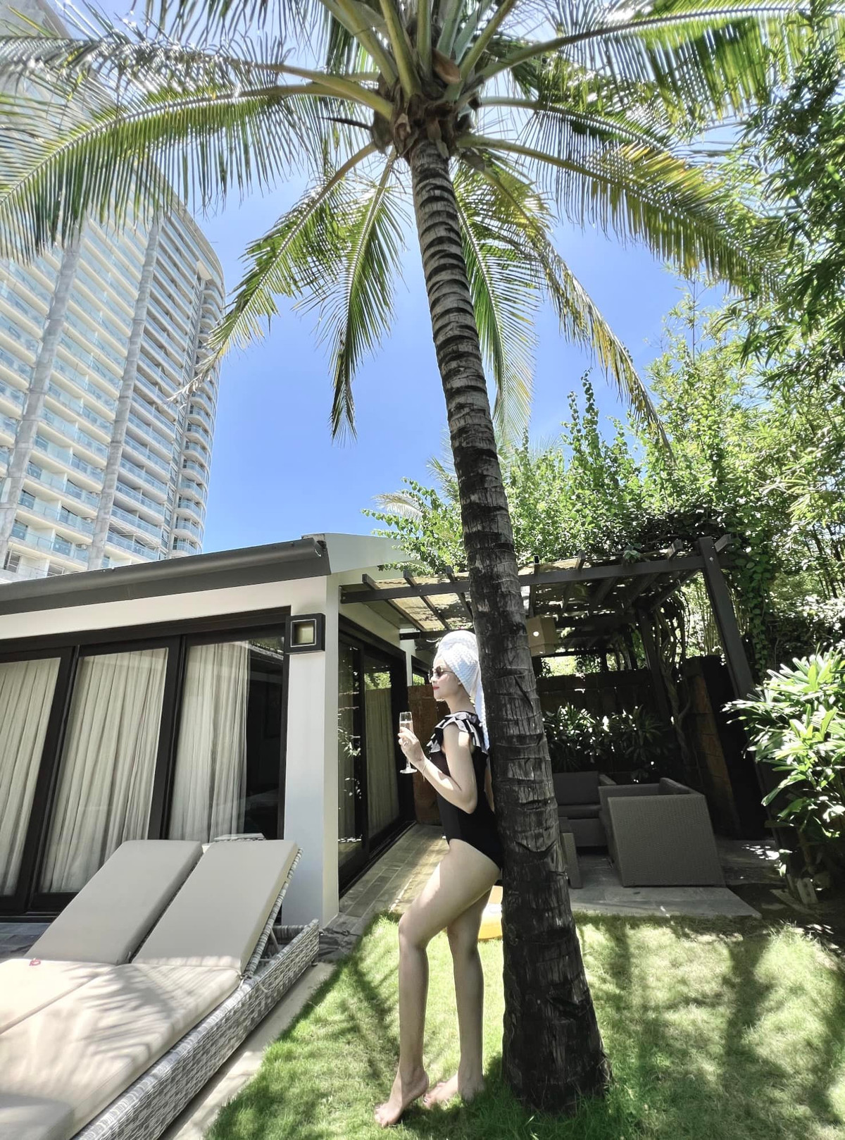 Mới đây, nhân dịp đi du lịch ở Đà Nẵng cùng chồng, Võ Nhật Linh tự tin diện bikini một mảnh khoe vóc dáng sang chảnh.