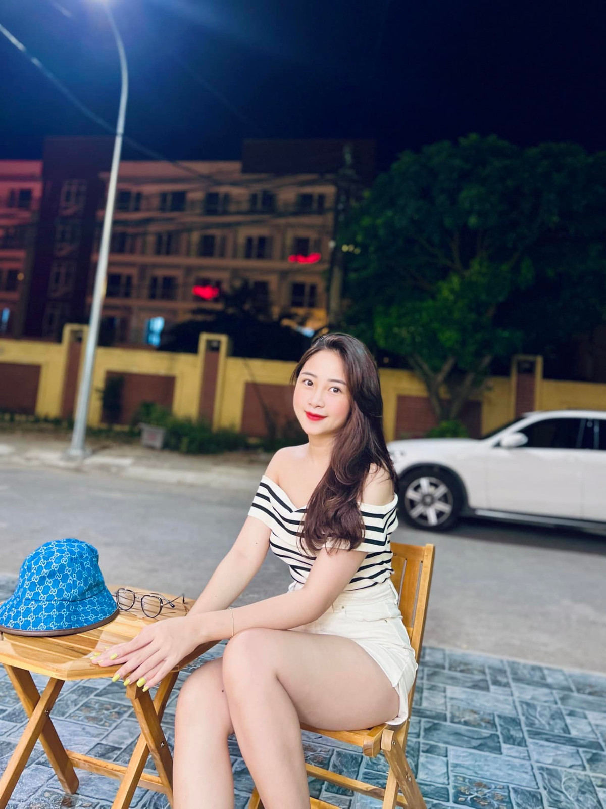 Võ Nhật Linh sinh năm 1997, từng được mệnh danh là "hot girl cô giáo" trong đợt thực tập của cô ở quê nhà Diễn Châu, Nghệ An, khi còn là sinh viên chuyên ngành Sư phạm Giáo dục Mầm non của Cao đẳng Sư phạm Nghệ An.
