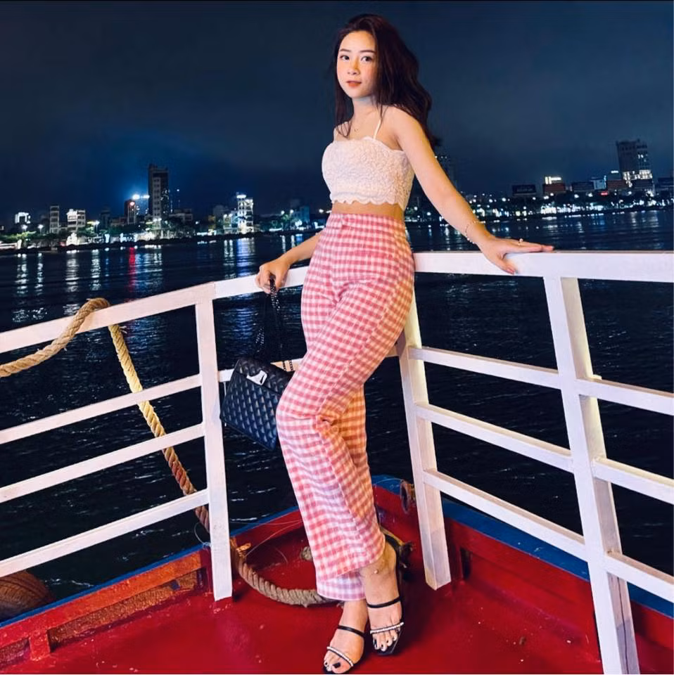 Cuối năm 2019, Văn Đức và Nhật Linh công khai hẹn hò. Đến ngày 30/1/2020, cặp trai tài gái sắc quyết định về sống chung một nhà. Ảnh: FBNV