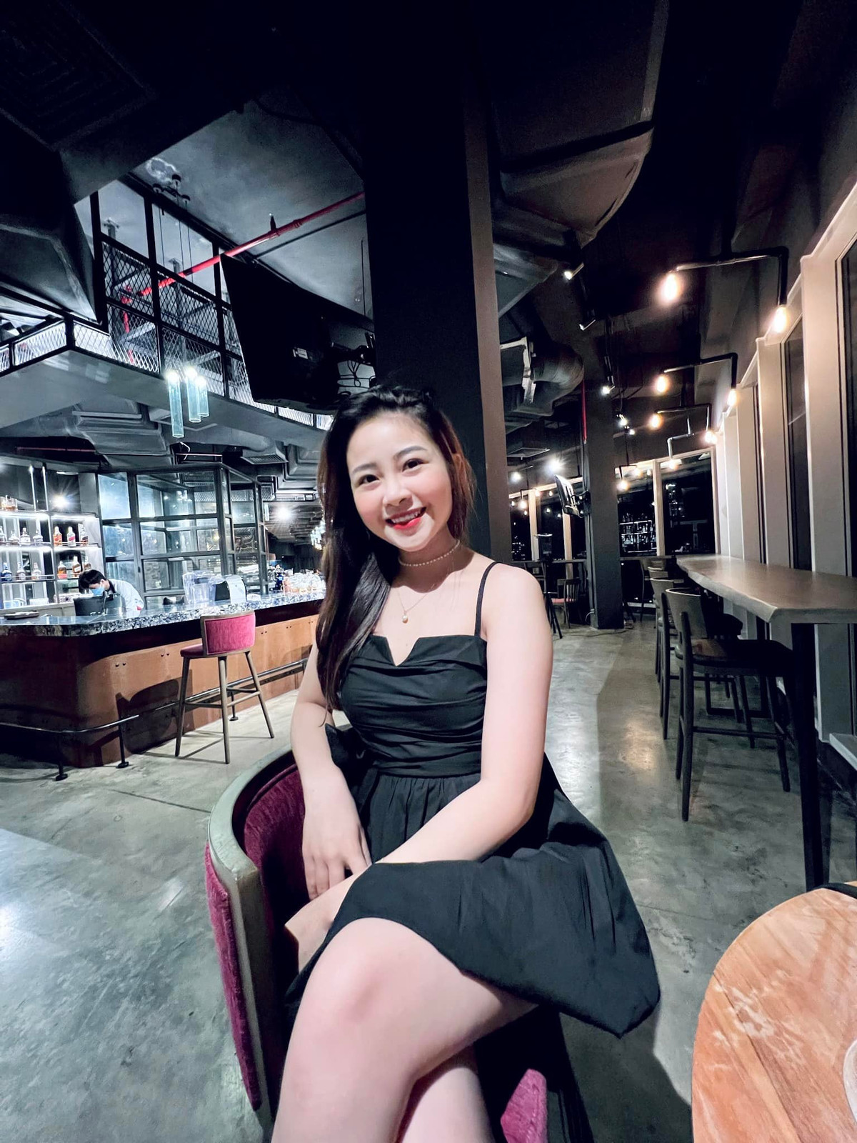 Cô nàng 9X sở hữu gương mặt xinh xắn, làn da trắng được yêu thích.