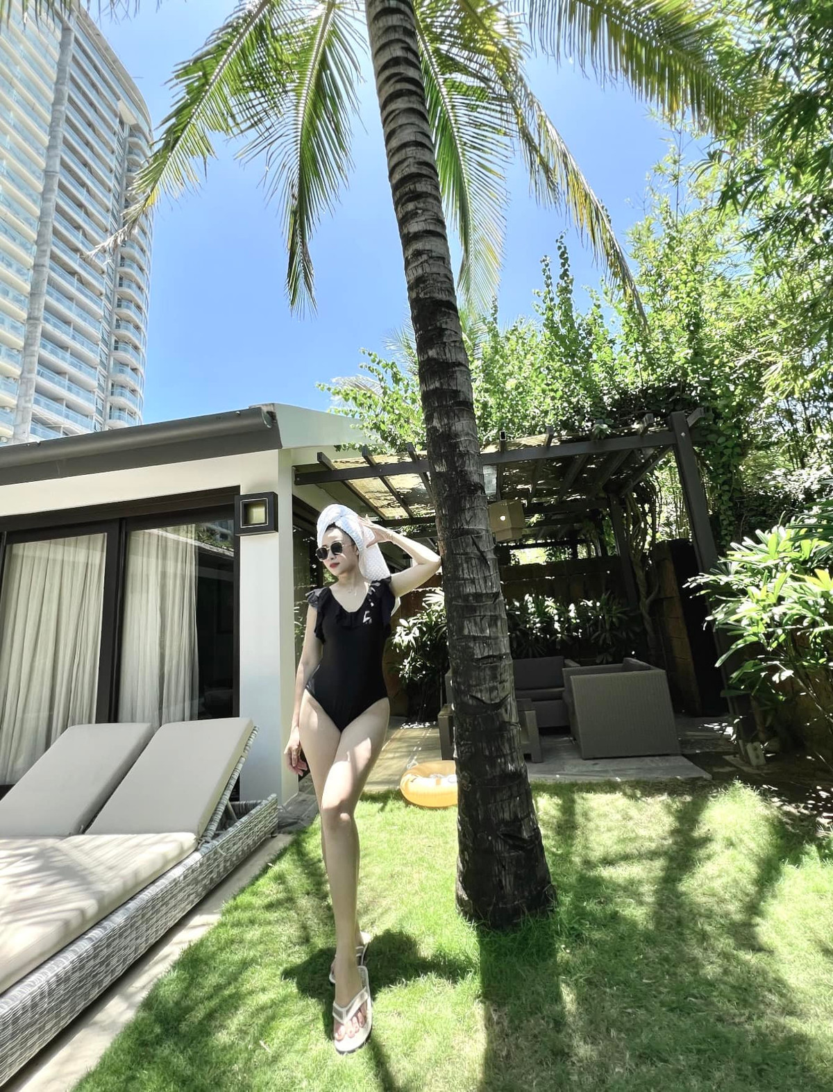 Loạt ảnh của cô nhận được gần 7 nghìn like. Nhiều cư dân mạng dành lời khen cho nàng WAGs: "Mê body quá chị ơi", "Nhìn như này ai nói là gái đã 2 con", "U mê quá đi", "Linh xinh quá"...