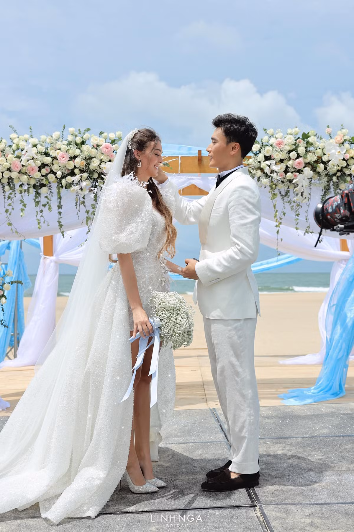 Trước đó vài ngày, Bùi Tiến Dũng gây chú ý khoe ảnh lên sóng cùng các em bé (có cả trai lẫn gái). Đính kèm, thủ môn họ Bùi bày tỏ "xin vía".