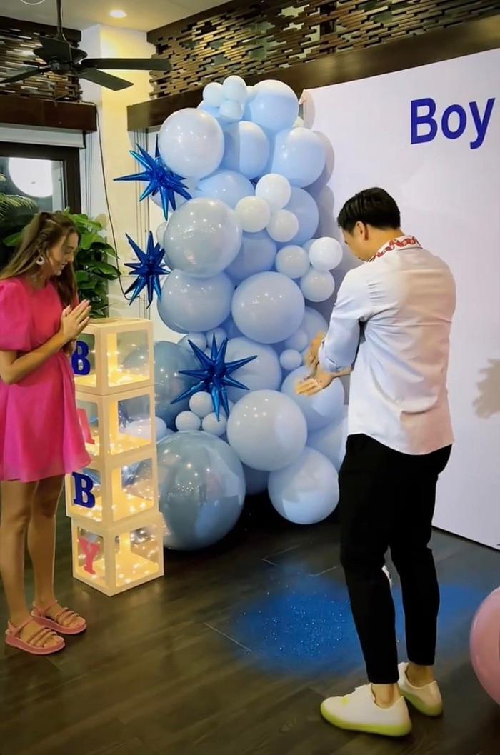 Trên Facebook mới đây, tài khoản Nguyễn Đắc Văn - người đại diện của Bùi Tiến Dũng đã có bài đăng gây chú ý. Anh đăng tải loạt ảnh vợ chồng thủ môn xứ Thanh trong một bữa tiệc vừa mới diễn ra.