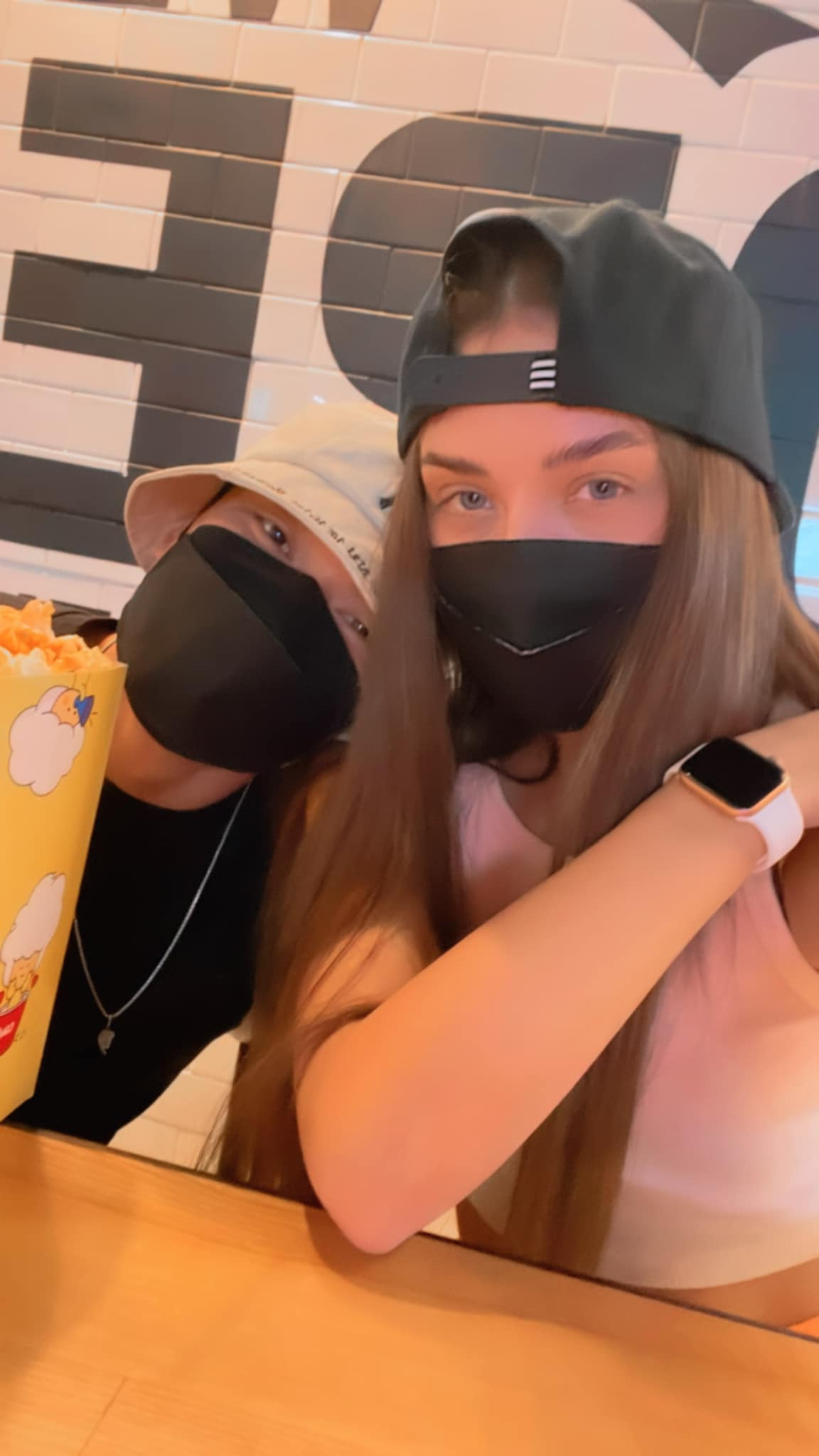 Sau hơn 1 tháng về chung một nhà, cả hai đã có tin vui và nhận được rất nhiều lời chúc mừng từ bạn bè cũng như người hâm mộ.