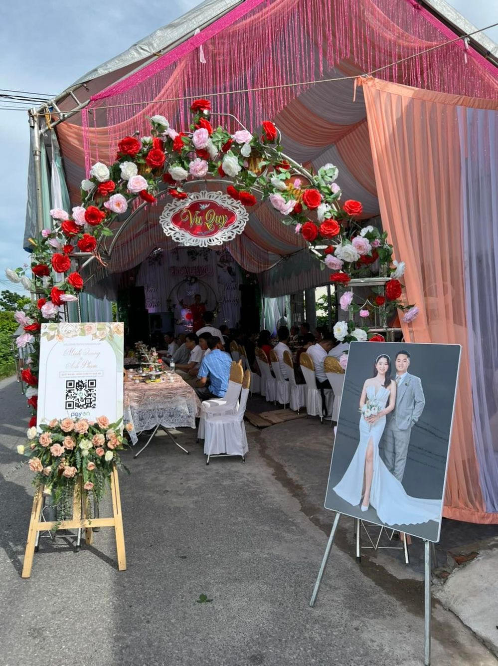 Theo đó, chú rể Minh Quang thay vì để khách mừng cưới qua hình thức truyền thống như trước kia thì đã thêm phương án hiện đại khác là quét mã QR.