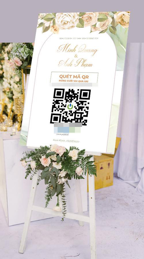 Khi đến khách chỉ mất vài chục giây là đã xong việc mừng cưới, việc mừng tiền theo cách này cũng tiện cho cả cô dâu và chú rể trong khâu kiểm soát ai mừng và số tiền bao nhiêu.