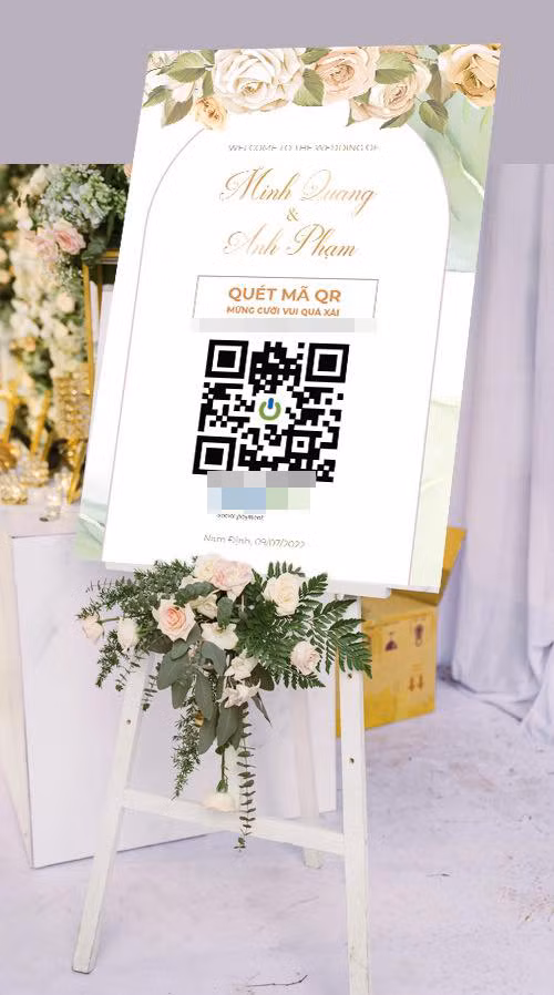 Khi đến khách chỉ mất vài chục giây là đã xong việc mừng cưới, việc mừng tiền theo cách này cũng tiện cho cả cô dâu và chú rể trong khâu kiểm soát ai mừng và số tiền bao nhiêu.