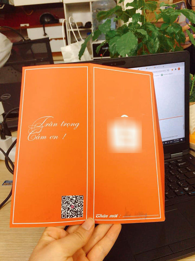 Một đám cưới khác cũng sử dụng mã QR và ứng dụng để quét mã này, khách mời sẽ biết được địa điểm tổ chức lễ cưới của nhà trai và nhà gái.