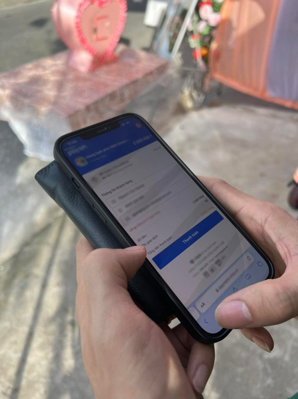 Những hình ảnh về đám cưới chuyển tiền mừng bằng QR code tại Nam Định này đã nhận được sự chú ý từ netizen. Mọi người cho rằng cách này sẽ giúp quản lí tiền dễ.