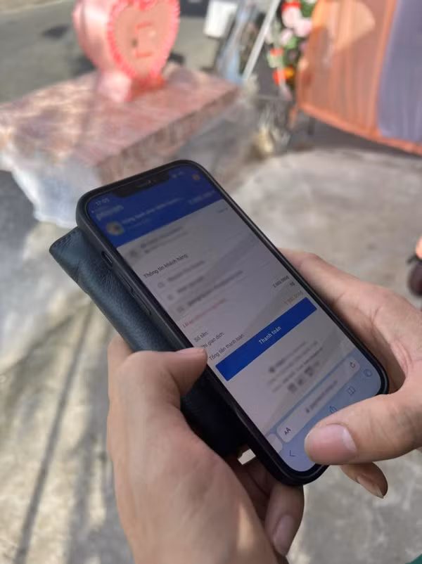 Những hình ảnh về đám cưới chuyển tiền mừng bằng QR code tại Nam Định này đã nhận được sự chú ý từ netizen. Mọi người cho rằng cách này sẽ giúp quản lí tiền dễ.
