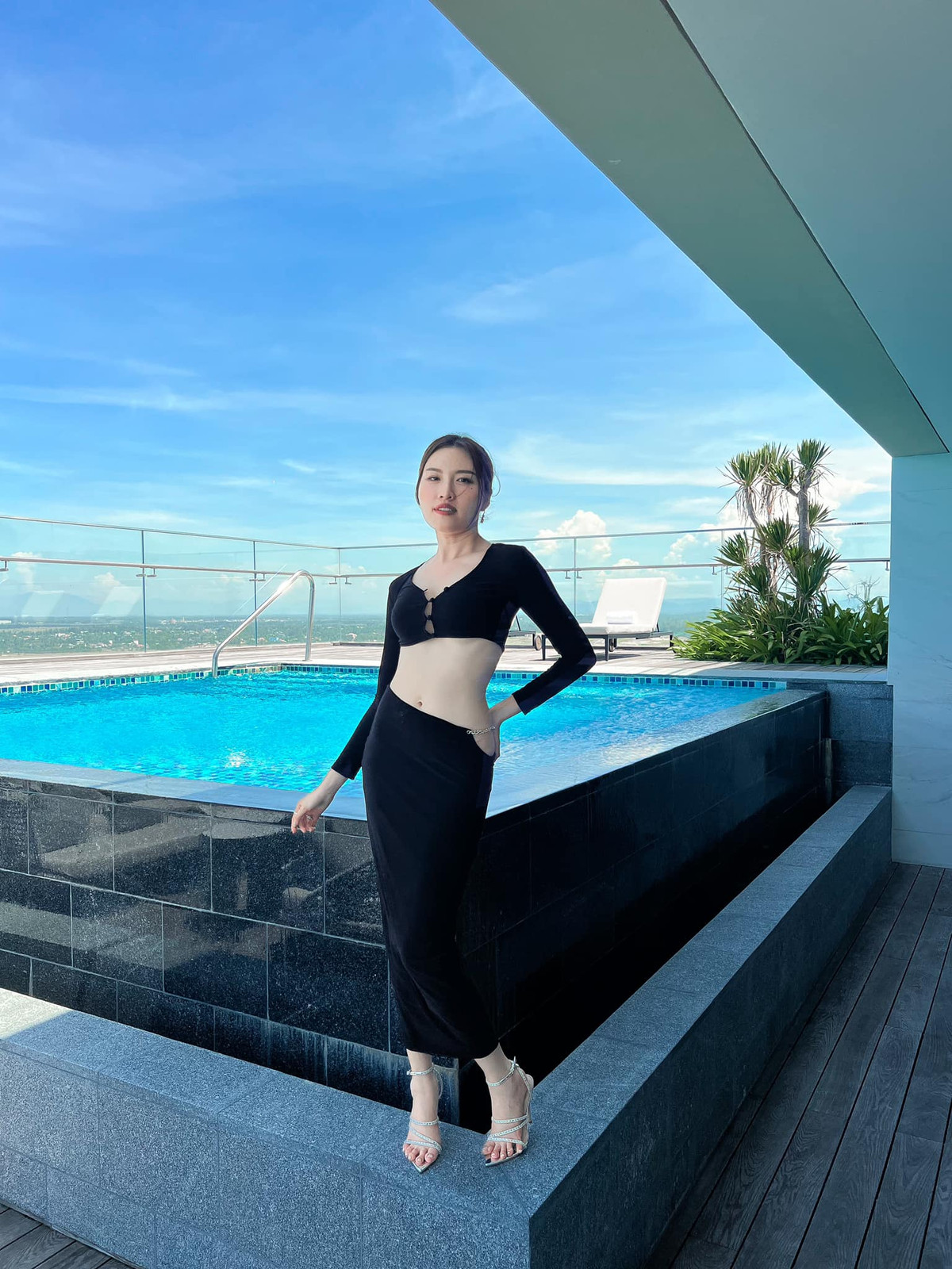 Cô còn có biệt tài dẫn chương trình trôi chảy 3000 chữ cũng như 75 tên riêng không cần kịch bản.