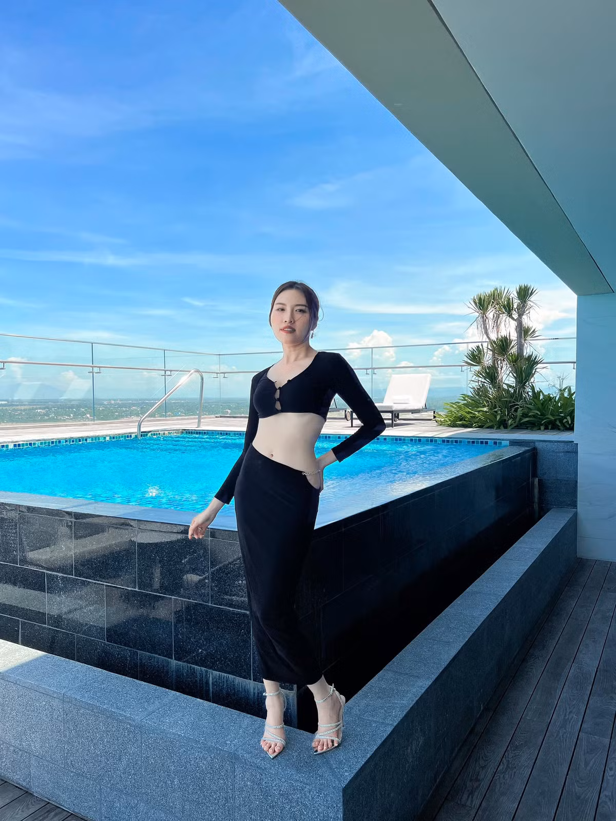 Cô còn có biệt tài dẫn chương trình trôi chảy 3000 chữ cũng như 75 tên riêng không cần kịch bản.