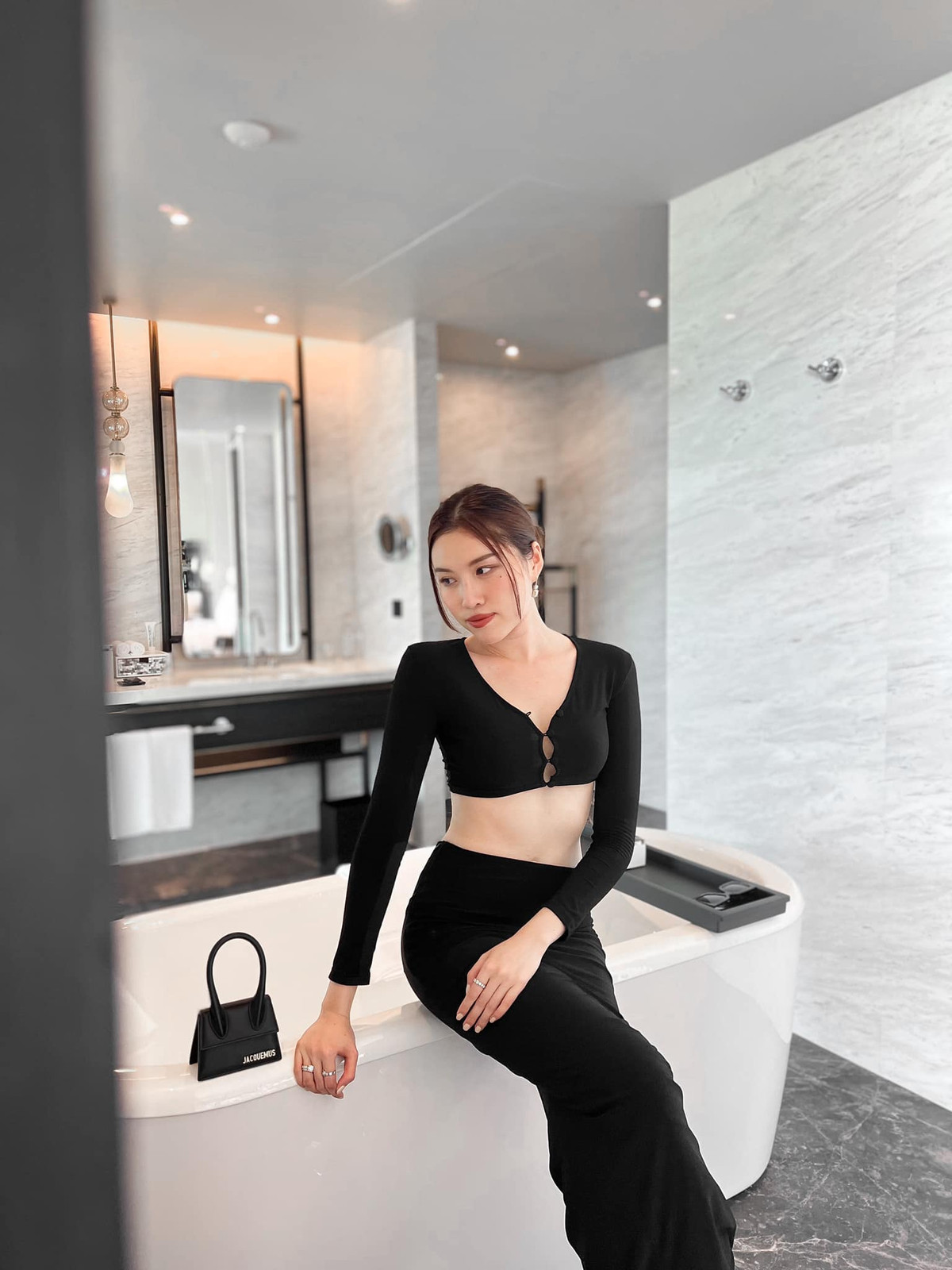 Chưa kể, trước khi trở thành một MC nổi tiếng thì Thanh Huyền cũng từng góp mặt trong nhiều cuộc thi nhan sắc lớn nhỏ và lọt top 15 chung cuộc Hoa hậu Hoàn vũ Việt Nam 2015. Ảnh: FBNV