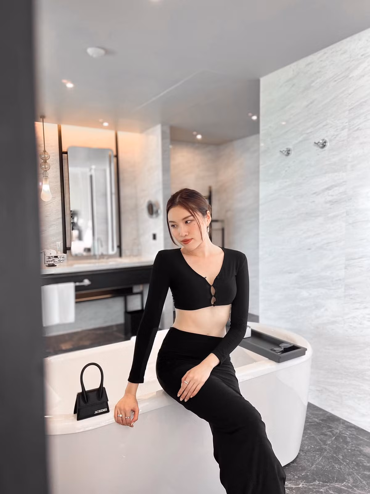 Chưa kể, trước khi trở thành một MC nổi tiếng thì Thanh Huyền cũng từng góp mặt trong nhiều cuộc thi nhan sắc lớn nhỏ và lọt top 15 chung cuộc Hoa hậu Hoàn vũ Việt Nam 2015. Ảnh: FBNV